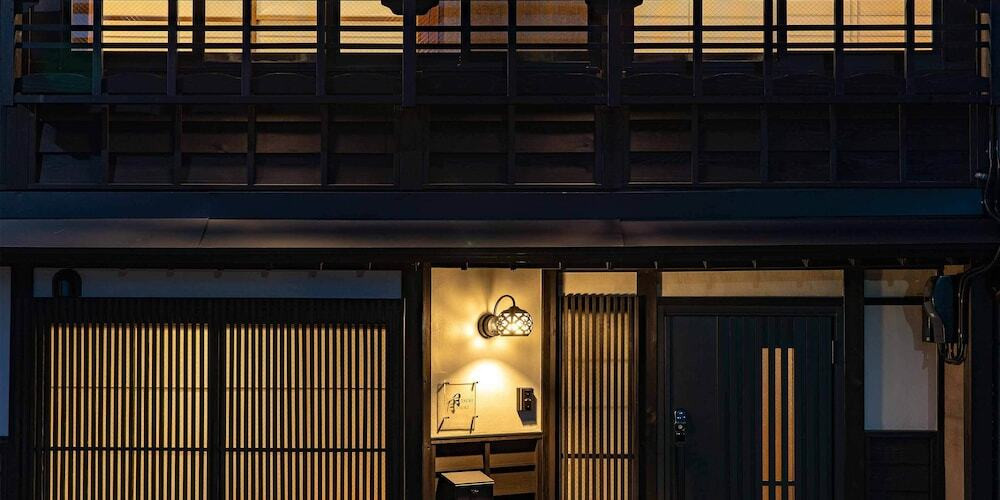 施設の正面 (日没後)