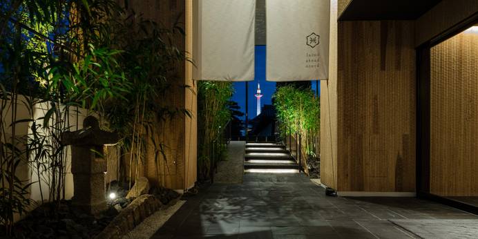 ホテル カンラ 京都（京都府 シティホテル）：のれんが印象的なエントランス。入口からは京都タワーや東本願寺の築地塀が見え、京都らしい風情を感じられる。 / 1