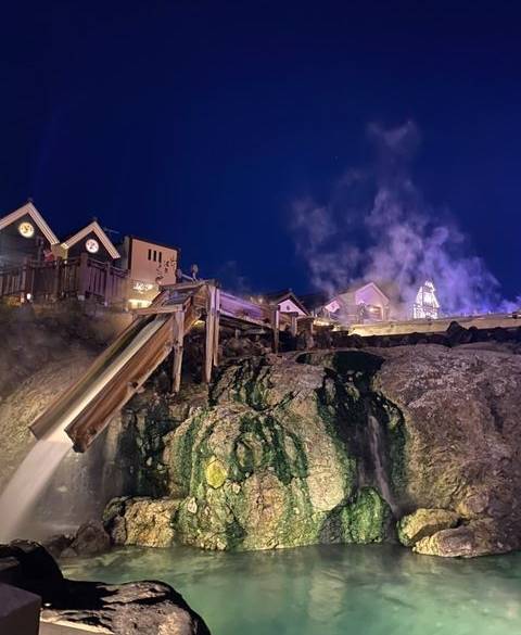 風が心地いい湯畑で
食後の夜さんぽ / 2