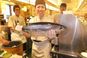 「回転寿し トリトン 札幌栄町店」その他 52419 元気の良いスタッフさん　宮崎産の生かつお　【　２０１５年６月　】