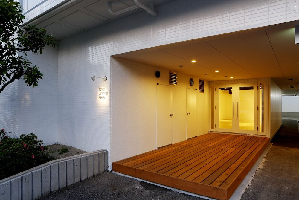 施設の正面 (日没後)