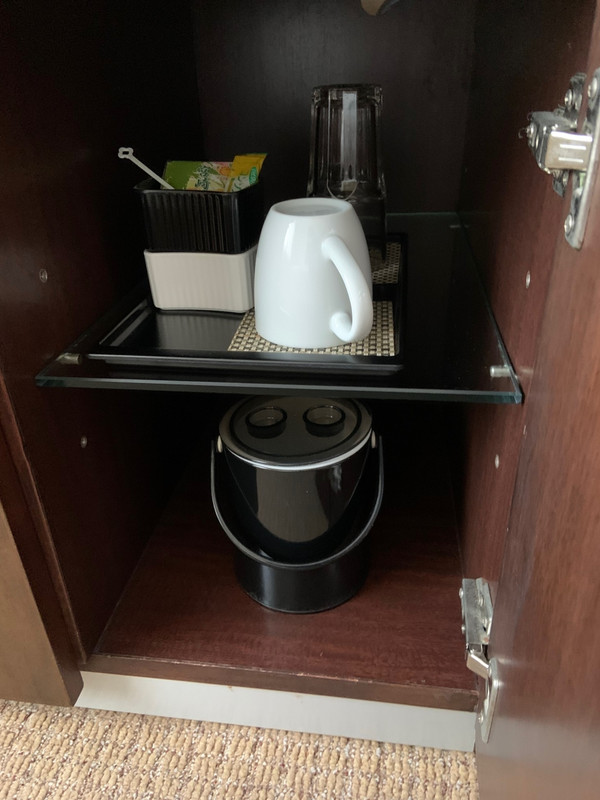 空の冷蔵庫、カップ、コップ等が用意されていました。