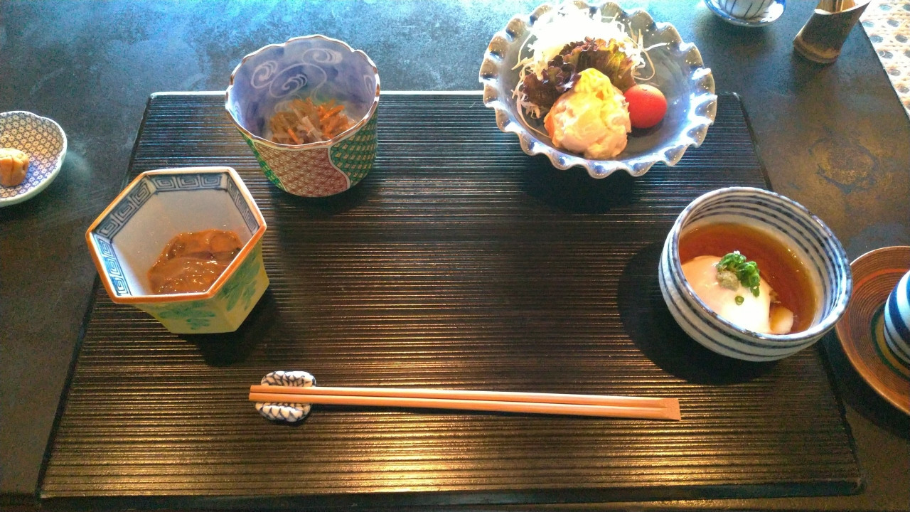 論外の朝食。買ってきた感丸出しのポテサラ