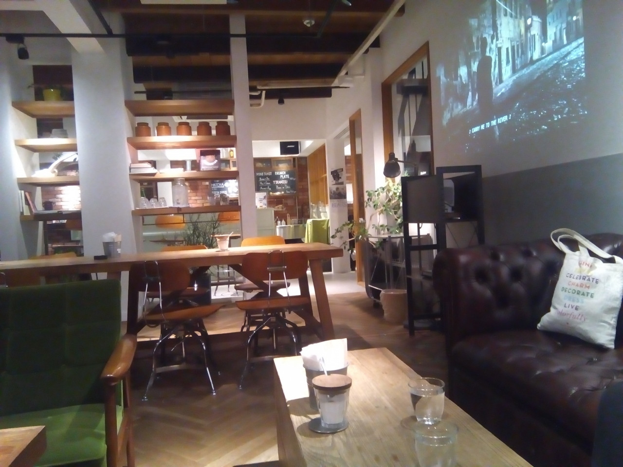 スタッフからおすすめ情報を仕入れよう!「共有スペース」3506622