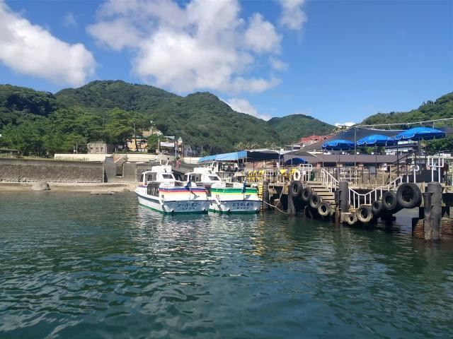 西伊豆町の「堂ヶ島マリン」では、神秘的な洞窟をめぐるクルーズ船が運行。宿からは車で1間程 / 5