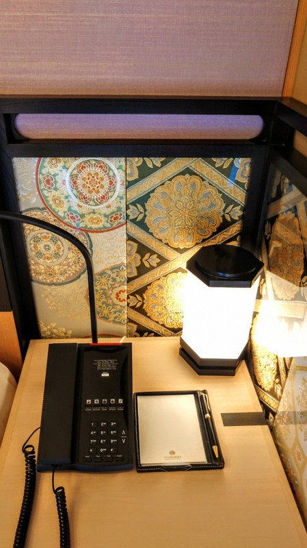 ベッドサイドも和の空間