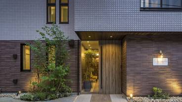 施設の正面 (日没後) / 2