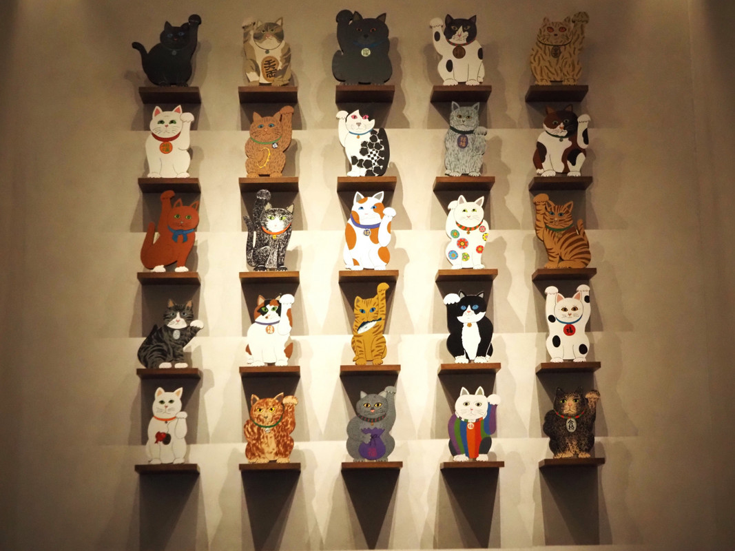 エレベーターホールに飾られている25匹の招き猫