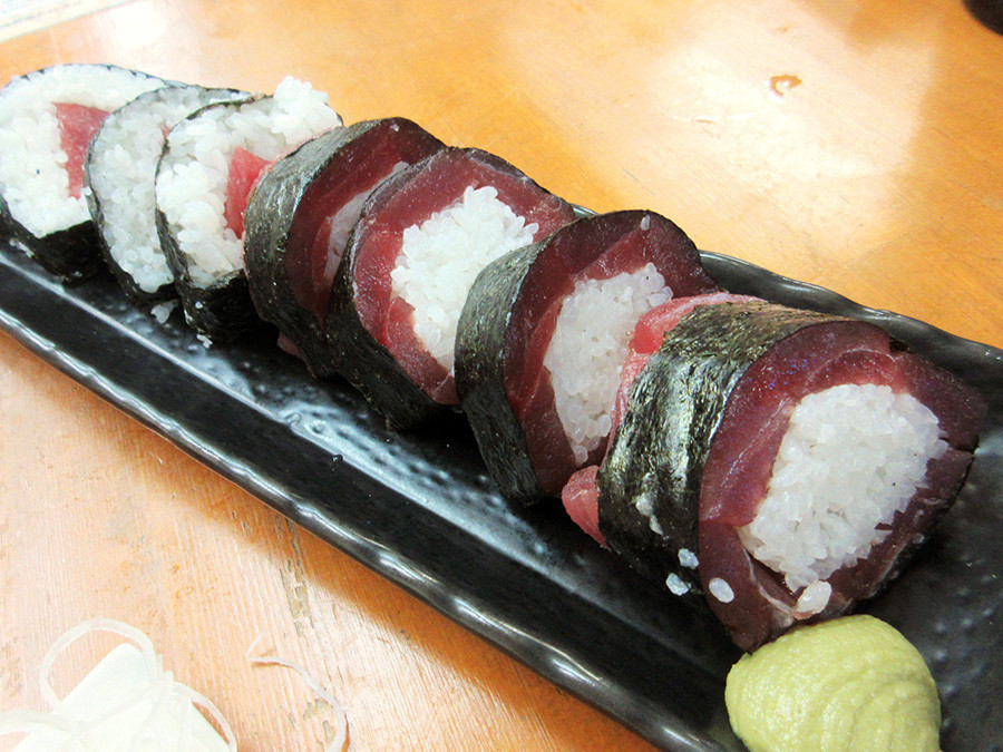「魚介 京橋店」料理 890360 鉄火巻どんでん返し 599円+税、奥が鉄火巻 399円+税