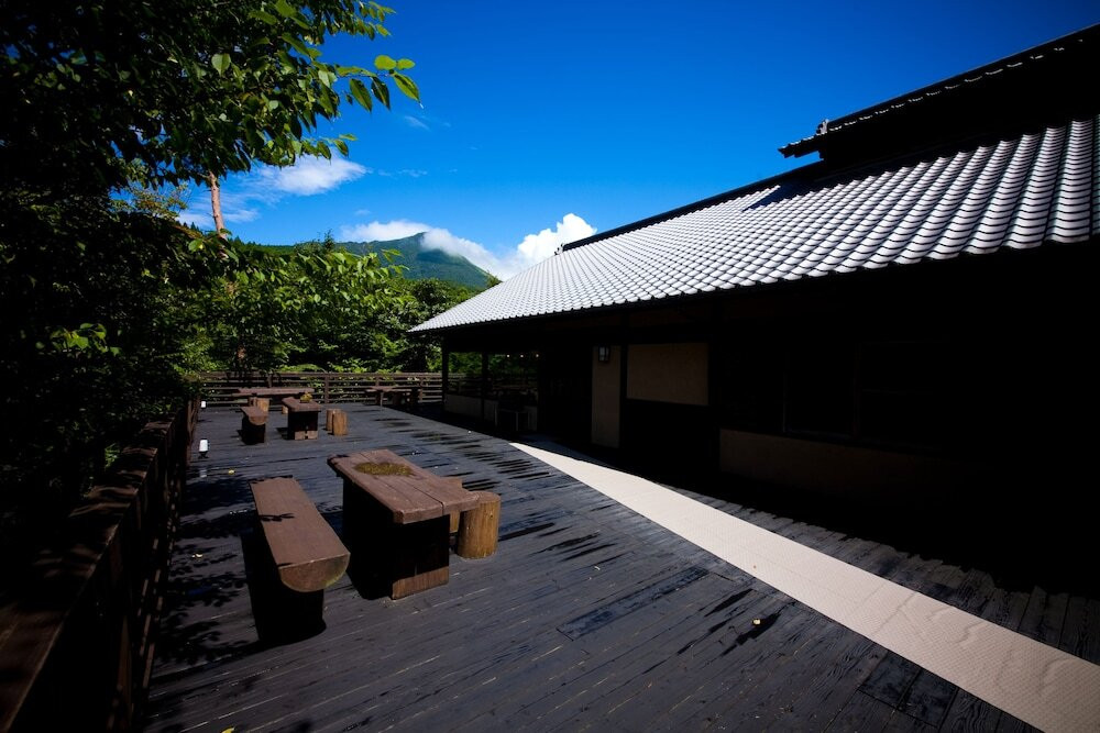 母屋のデッキテラス