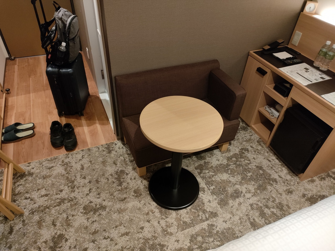 壁面に机なく小さいテーブルのみ