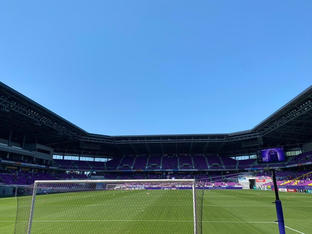 スタンドからピッチまでの距離が近く試合が見やすい！ / 1