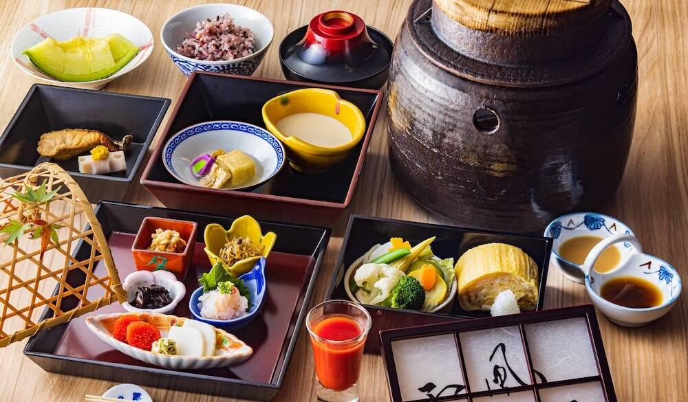 朝日を浴びながら
三段重の和朝食を / 1