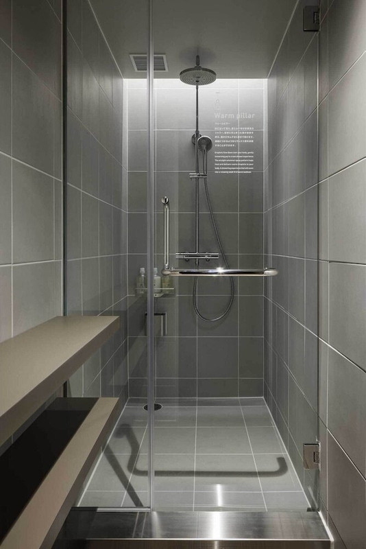 バスルームのシャワー