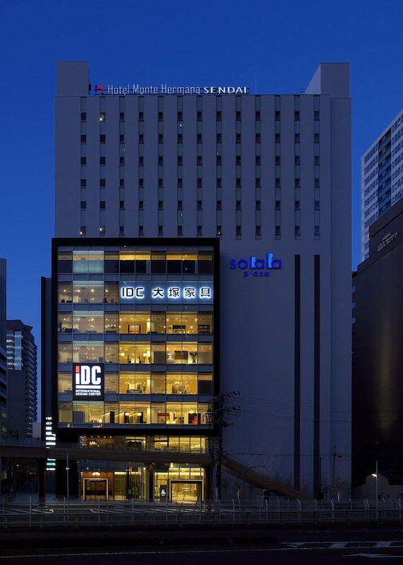 施設の正面 (日没後)