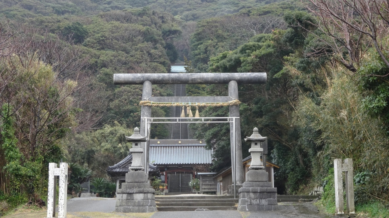 海を見つめる鳥居。崖のほとりの「洲崎神社」127436