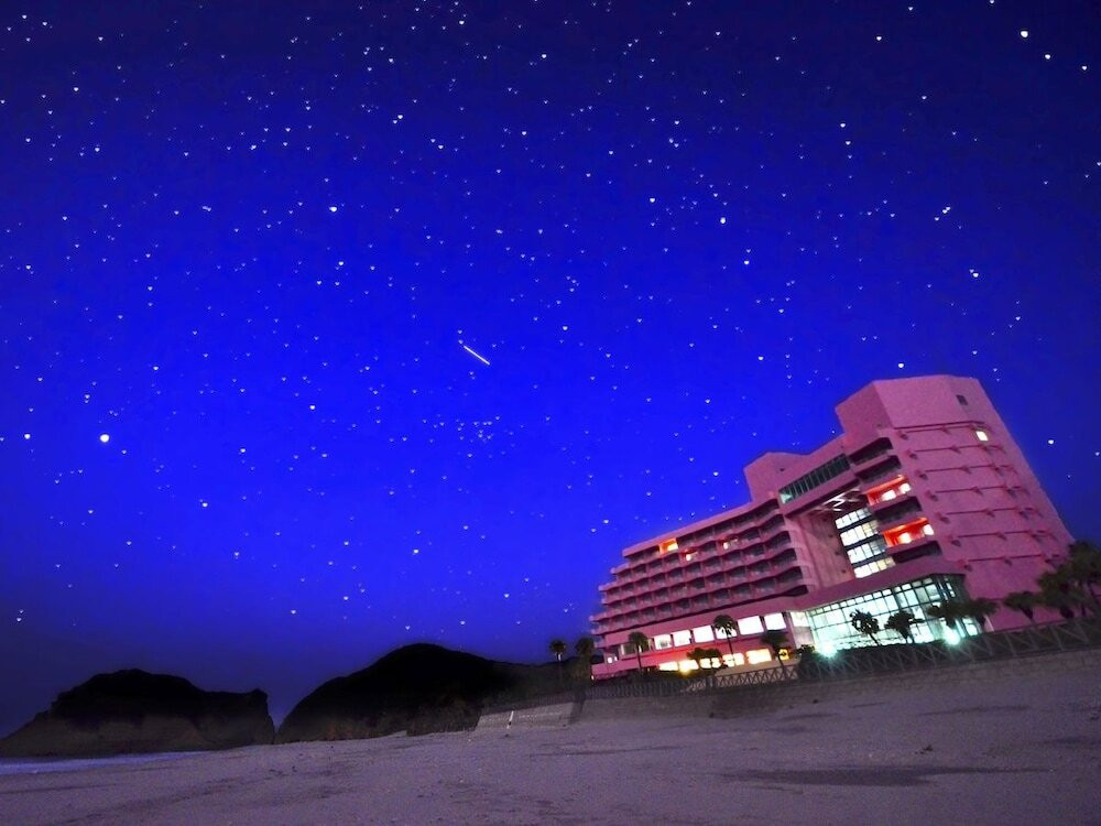 施設の正面 (日没後)