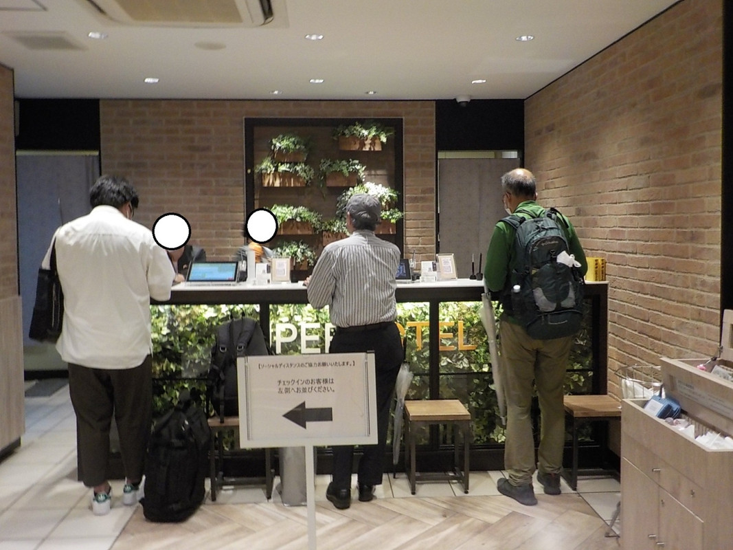 2階にあるフロントでドア解除の番号を書いた紙を受け取ります。