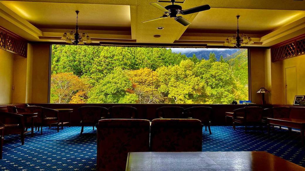 展望ラウンジからの
絶景を目に焼き付けて / 1