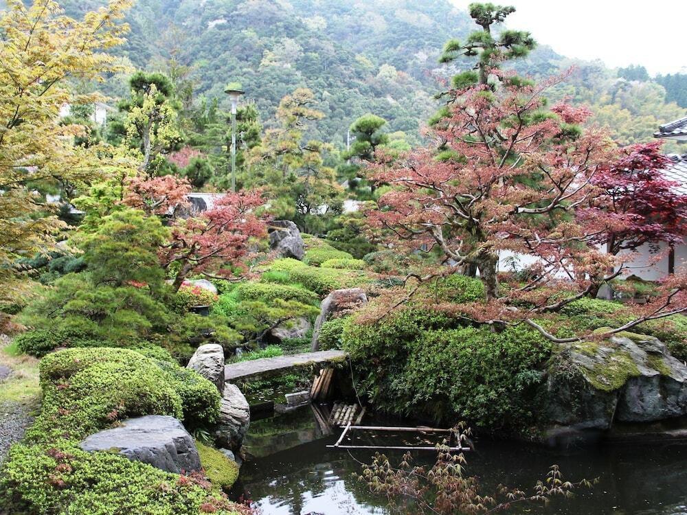 日本庭園とバリエーション豊かな温泉で癒しのひとときを3977252