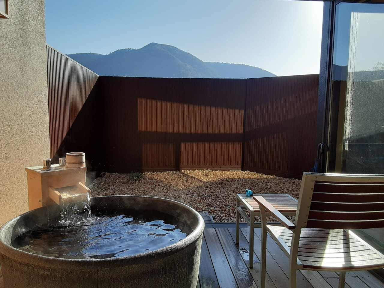 露天風呂に浸かって愛犬を眺める至福タイムに、心も体もほっこり♡3934555