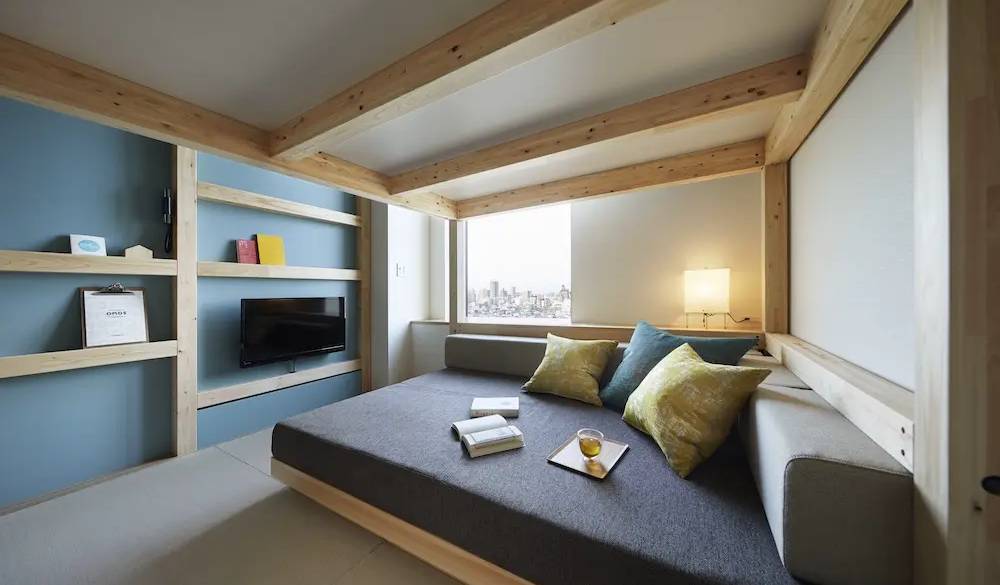 下の段は大きなソファが置かれたリビングスペース。寝転んだり、おしゃべりしたり、食事をしたり……思い思いの時間を過ごしてみて。