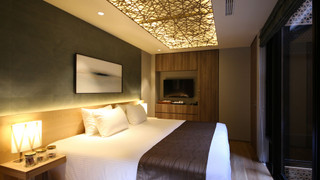 ダブルまたはツインルーム キングベッド 1 台 (外向きの窓なし)