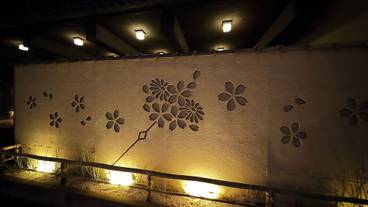 施設の正面 (日没後) / 1