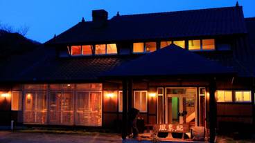 施設の正面 (日没後) / 1