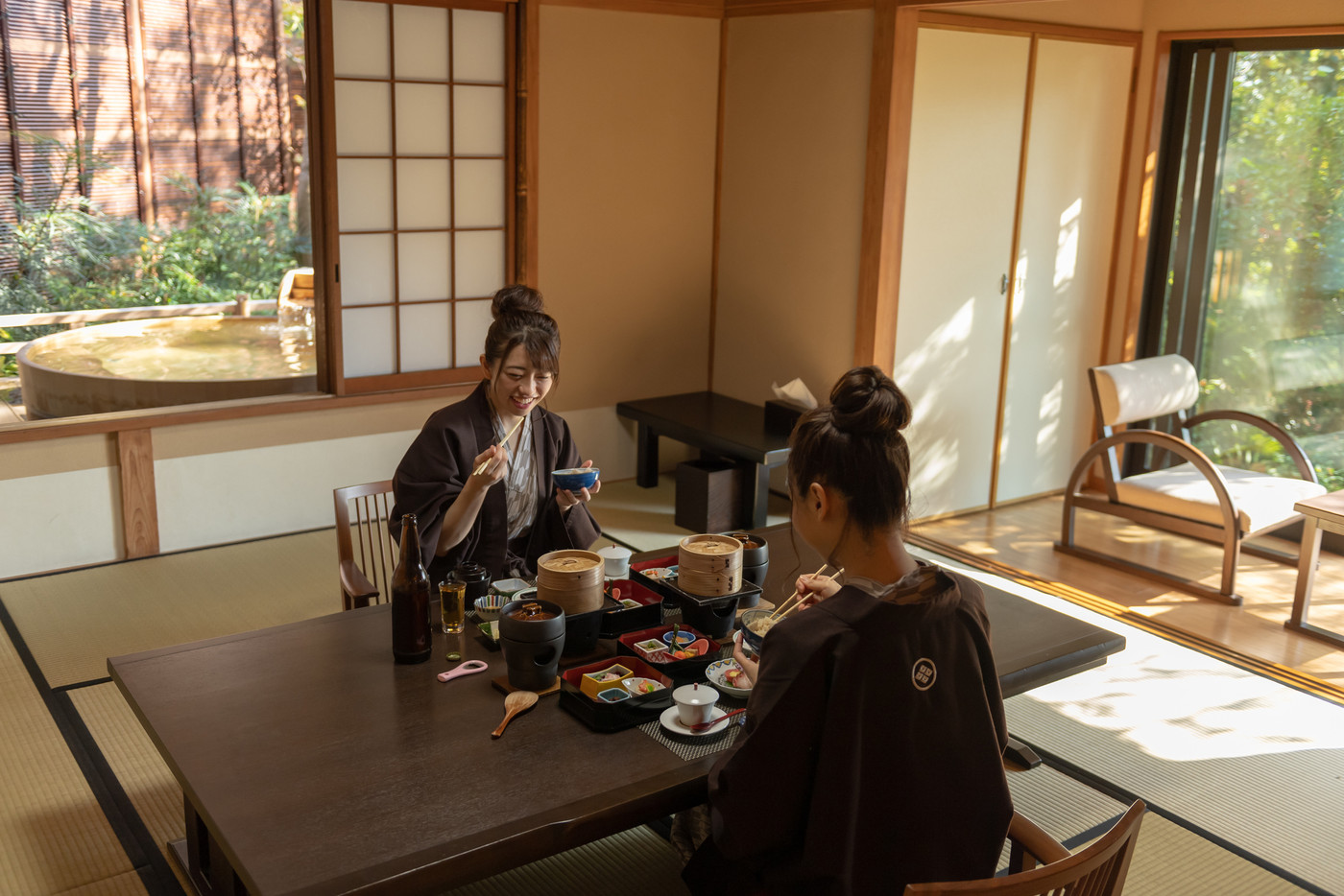 若い女性、女子旅、旅館、浴衣、食事