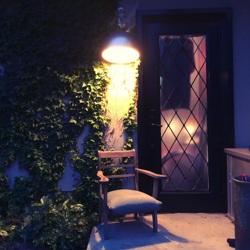 施設の正面 (日没後)