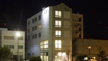 施設の正面 (日没後) / 2