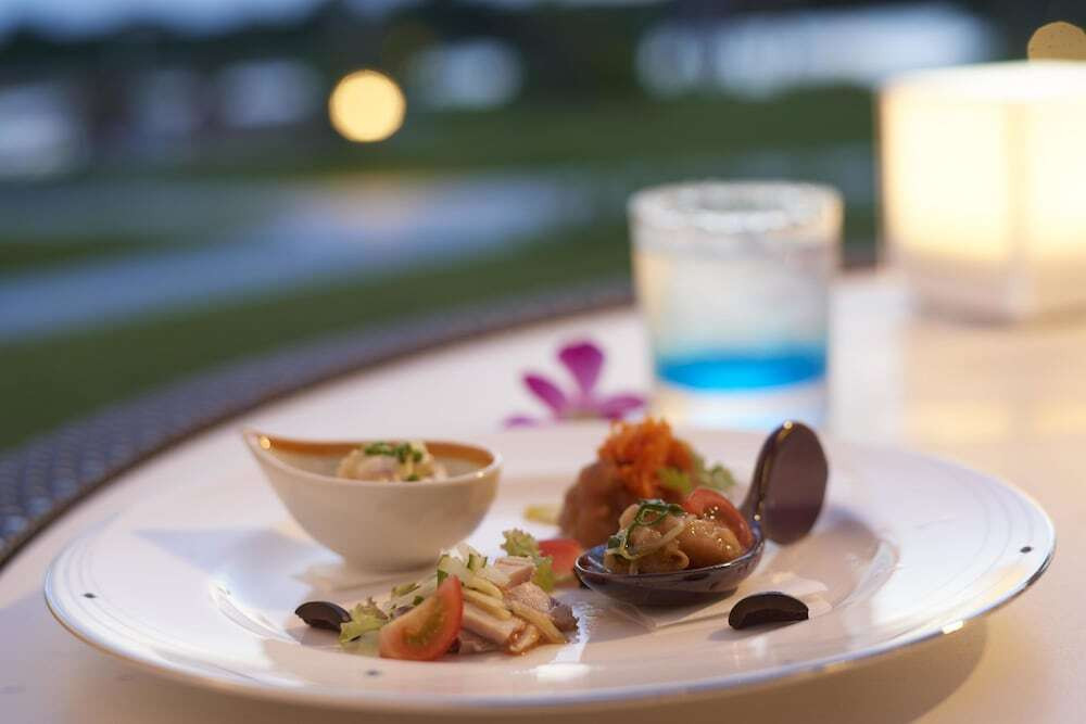 インフィニティプールで海との一体感を味わって3355337