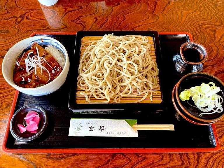  自社農園で収穫した蕎麦を味わえる「新得そばの館」。"コシがあっておいしい蕎麦"だったそう。レストランの他、手打ち体験ができる施設も。アクセスは、宿から車で約1時間 / 2