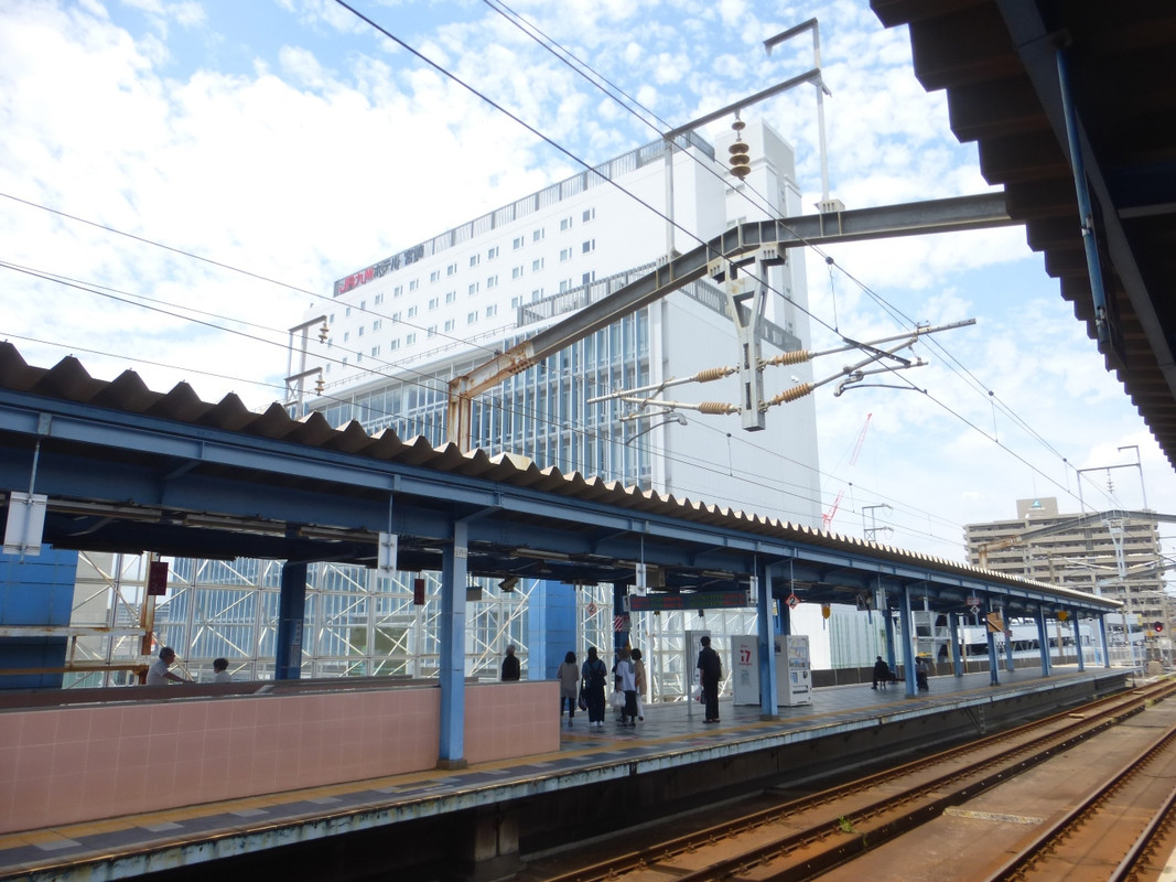宮崎駅のホームから見たホテル