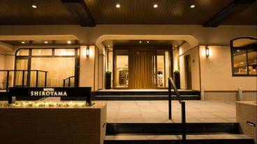 施設の正面 (日没後) / 2