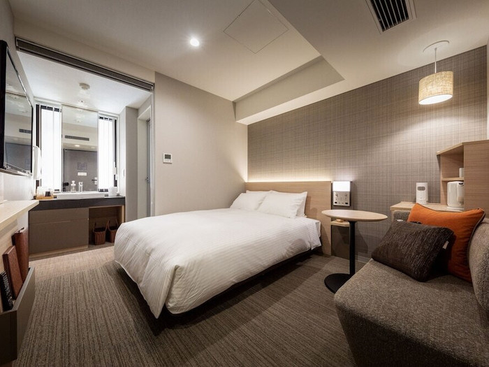 お部屋は広々。全室無料ミネラルウォーターが付いているのも魅力