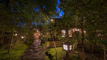 施設の正面 (日没後) / 2