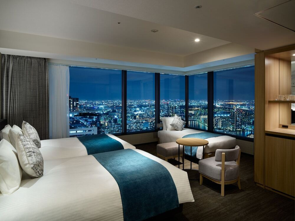 都会を見下ろす天空のレストランで一日が始まる3995948