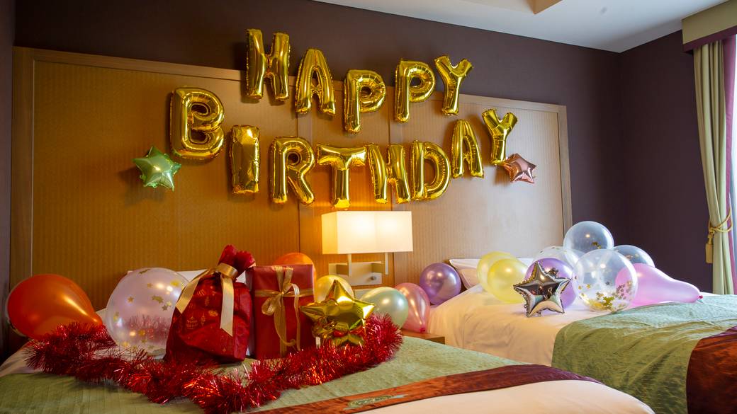 ケーキと飾りで
誕生日をお祝い / 1