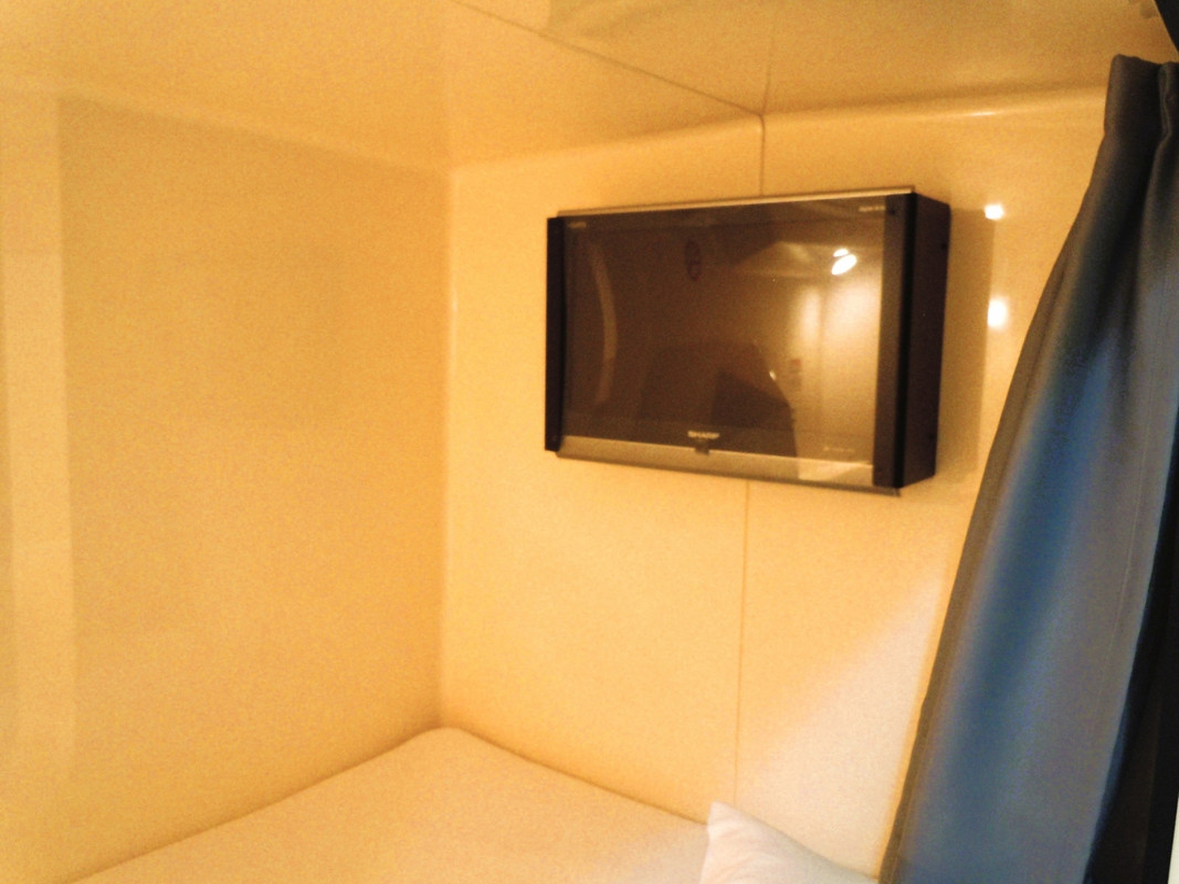 足元の大型液晶TV 