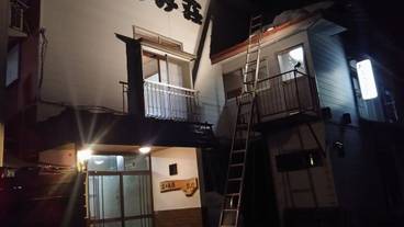 施設の正面 (日没後) / 1