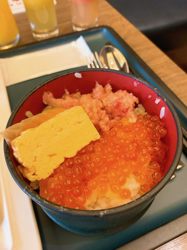朝食のセルフ海鮮丼
