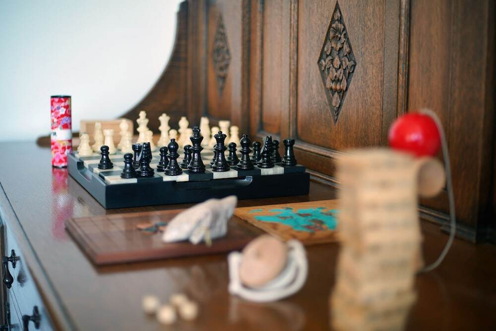 ライブラリーラウンジ/年代物のチェスボード