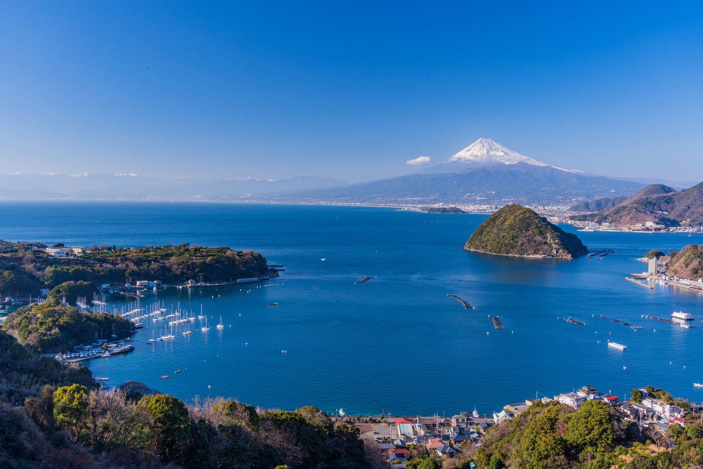 （静岡県）伊豆内浦湾越しに眺める富士山