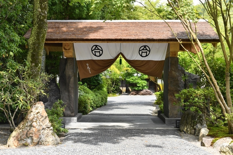 文豪が愛した文化財宿で話題のサウナを体験4056908