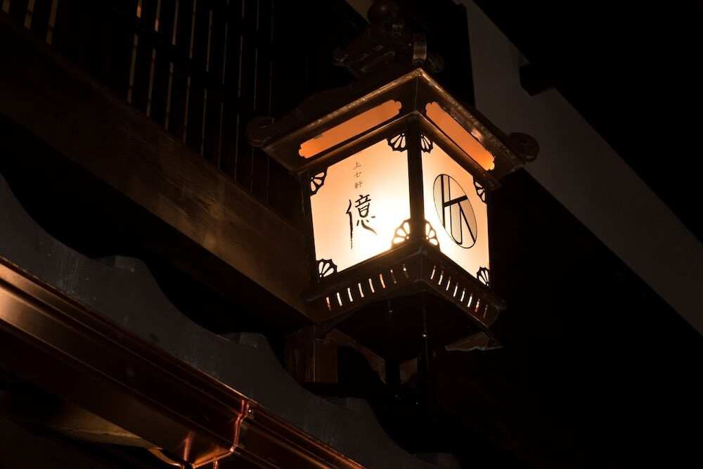 施設の正面 (日没後)