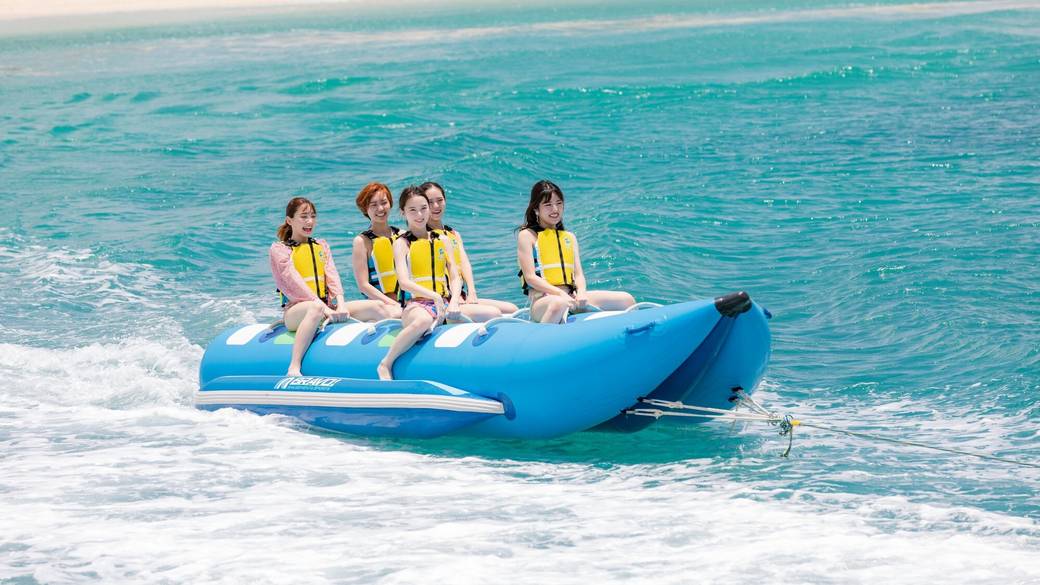 ホテル前のビーチで
海と空の青さを満喫 / 2