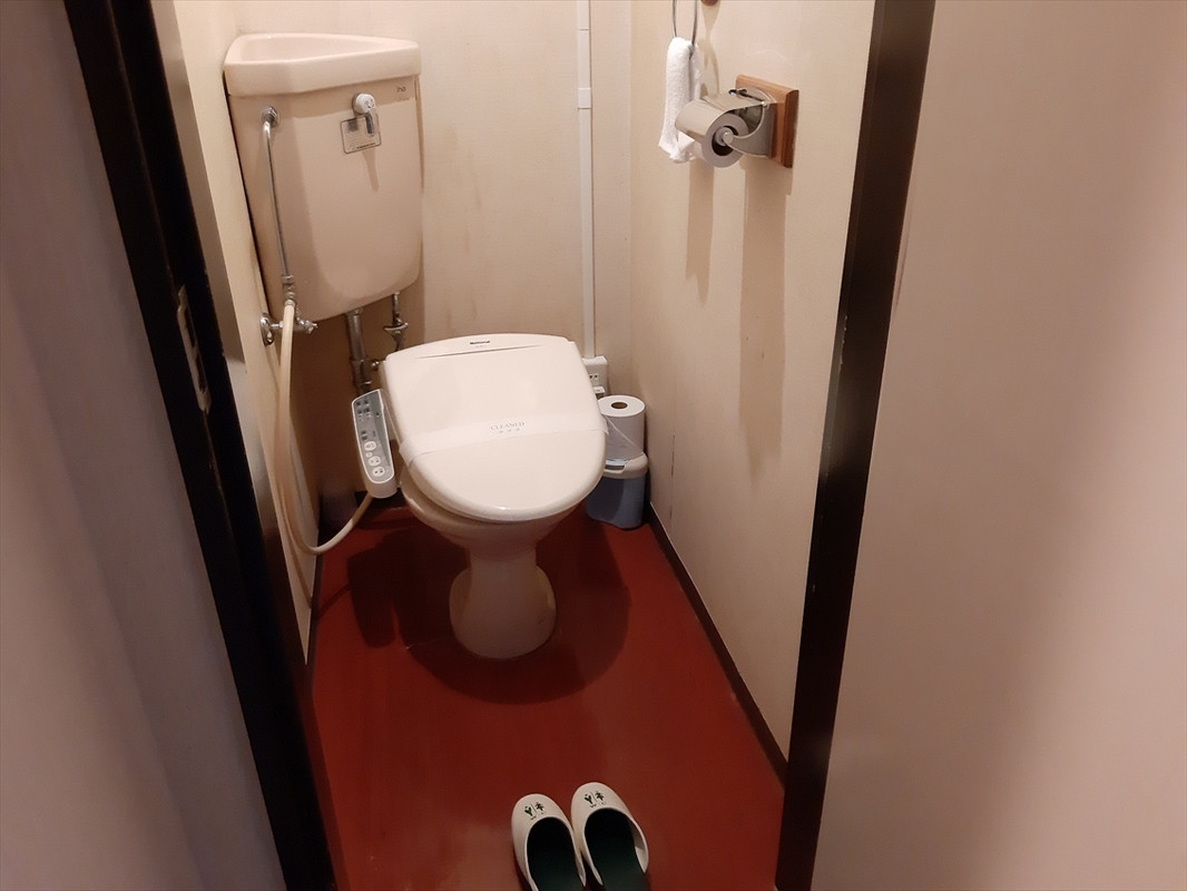 トイレは浴室とは別。