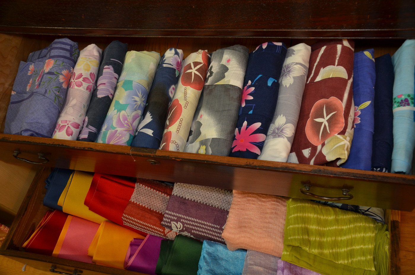 旅館のロビーで貸出サービスをする色浴衣